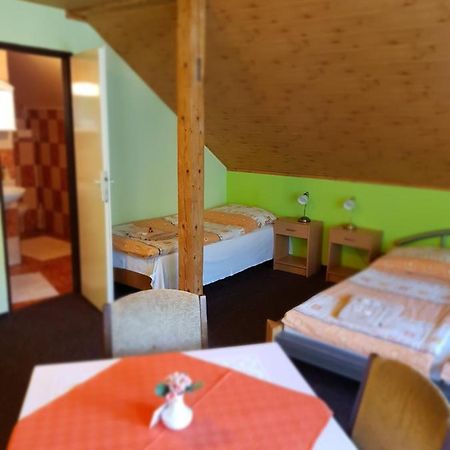 Guest House Pod Lesem Merklin エクステリア 写真